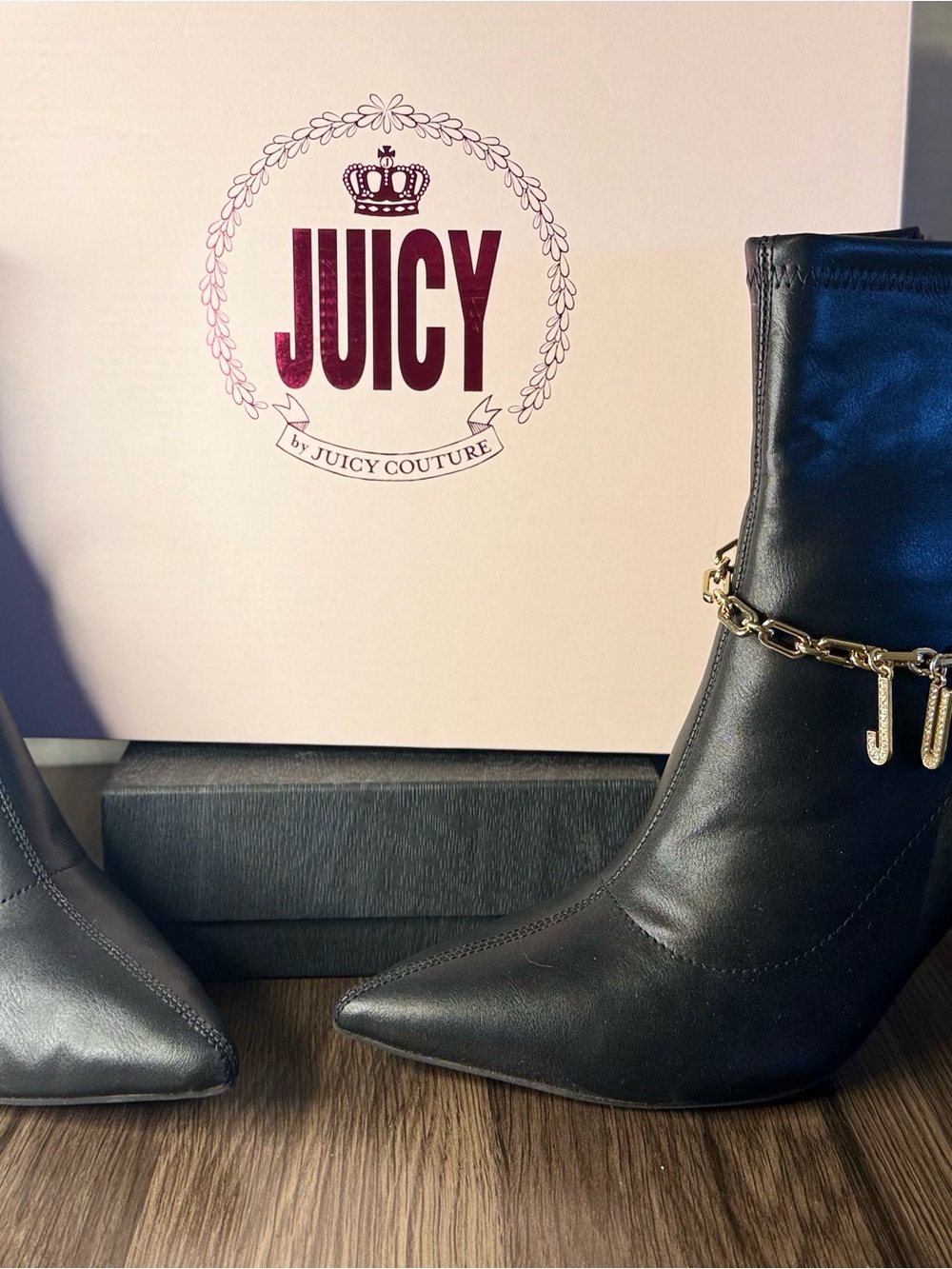 Juicy Couture Women’s Lacey Black Faux Leather Ankle Bootie Chain Logo US 10M
